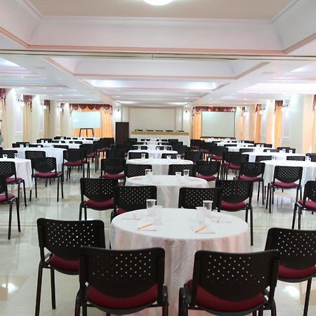 Usha Ascot Hotel มาเทรัน ภายนอก รูปภาพ
