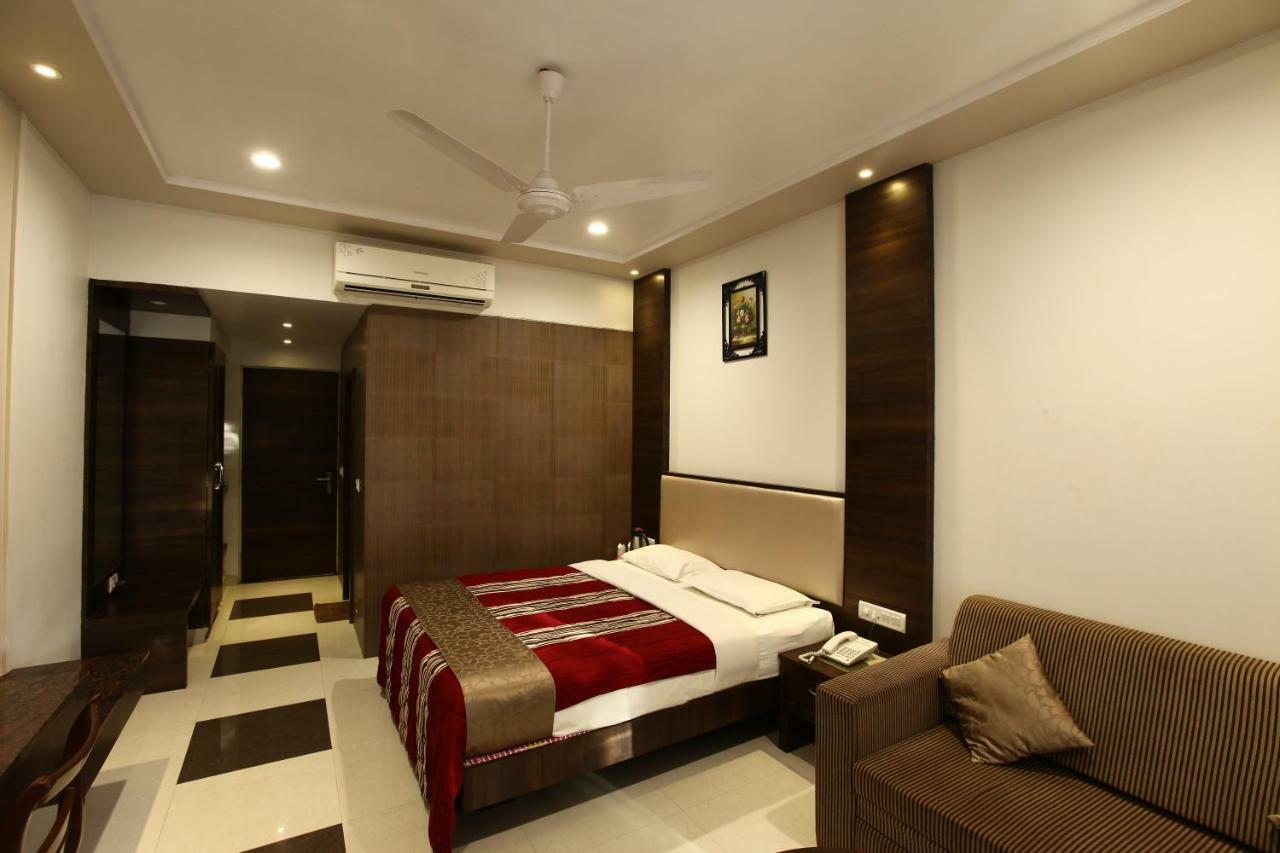 Usha Ascot Hotel มาเทรัน ภายนอก รูปภาพ