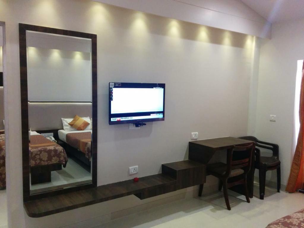 Usha Ascot Hotel มาเทรัน ภายนอก รูปภาพ