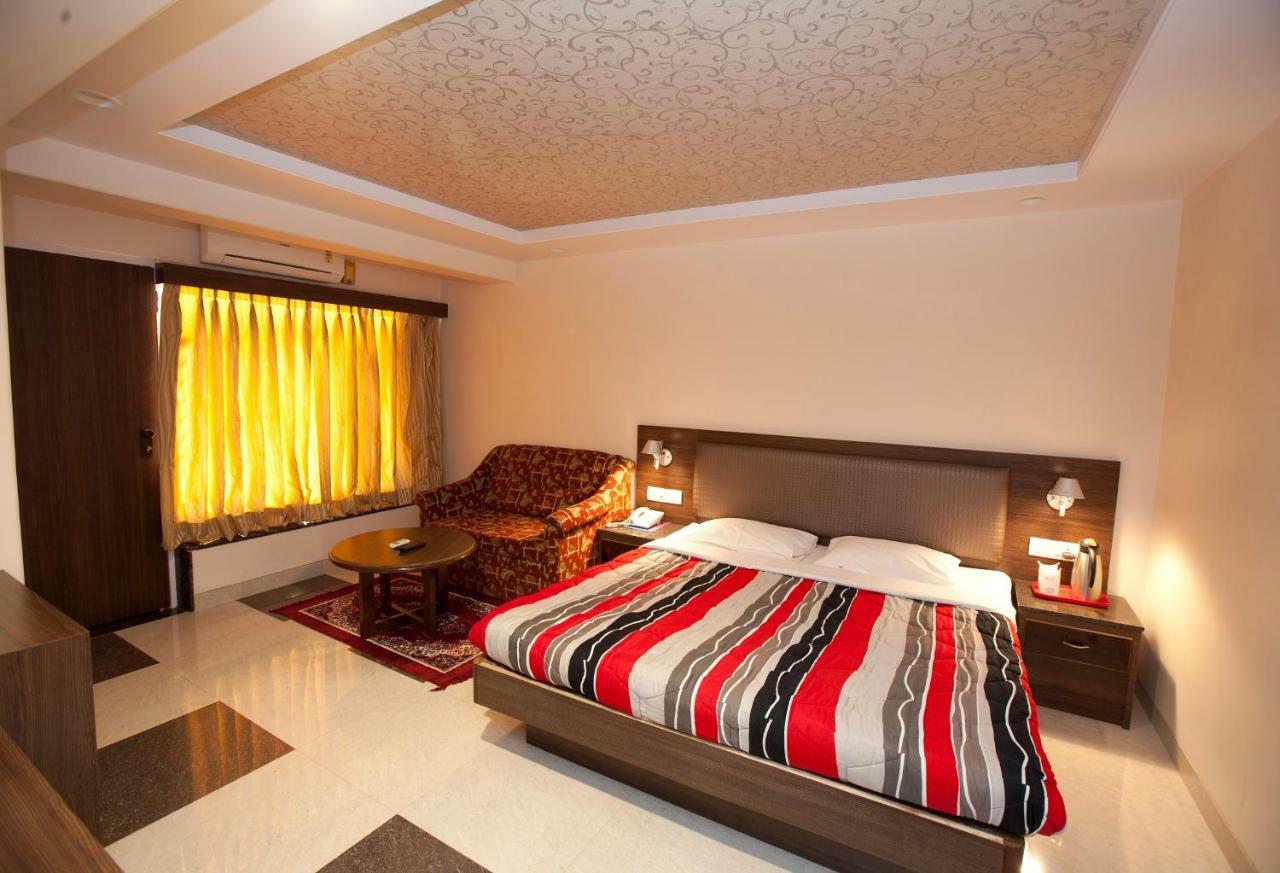 Usha Ascot Hotel มาเทรัน ภายนอก รูปภาพ