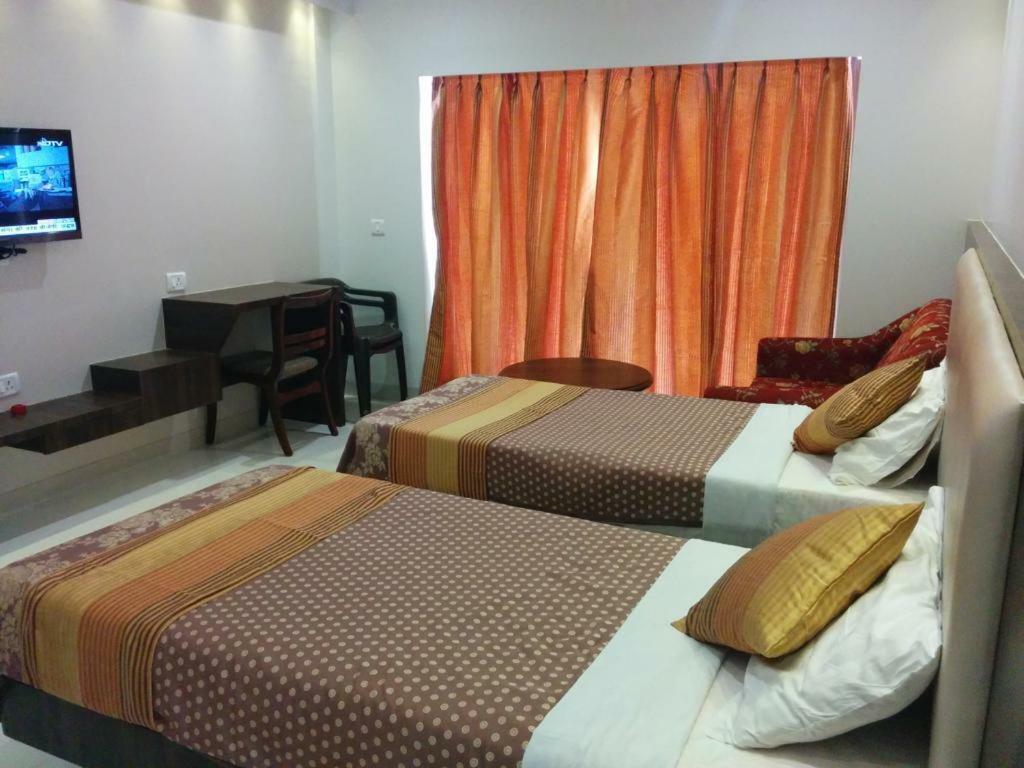 Usha Ascot Hotel มาเทรัน ภายนอก รูปภาพ