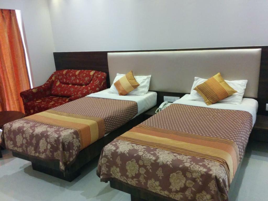 Usha Ascot Hotel มาเทรัน ภายนอก รูปภาพ