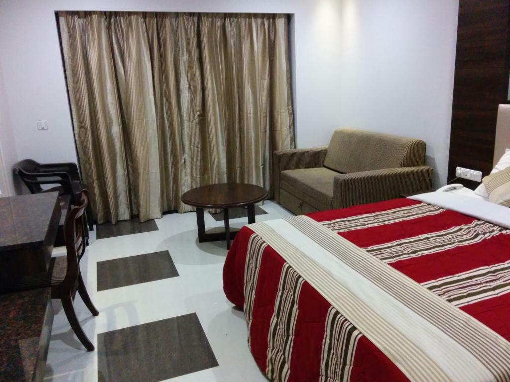 Usha Ascot Hotel มาเทรัน ภายนอก รูปภาพ