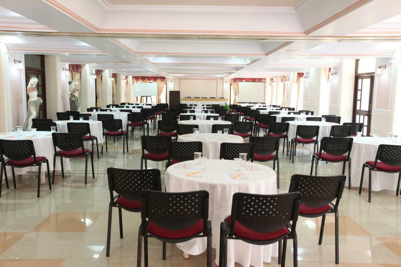 Usha Ascot Hotel มาเทรัน ภายนอก รูปภาพ