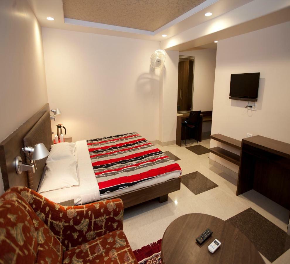 Usha Ascot Hotel มาเทรัน ภายนอก รูปภาพ