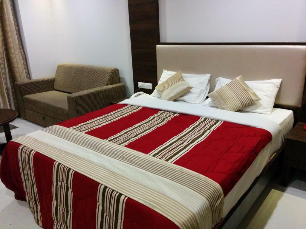 Usha Ascot Hotel มาเทรัน ภายนอก รูปภาพ