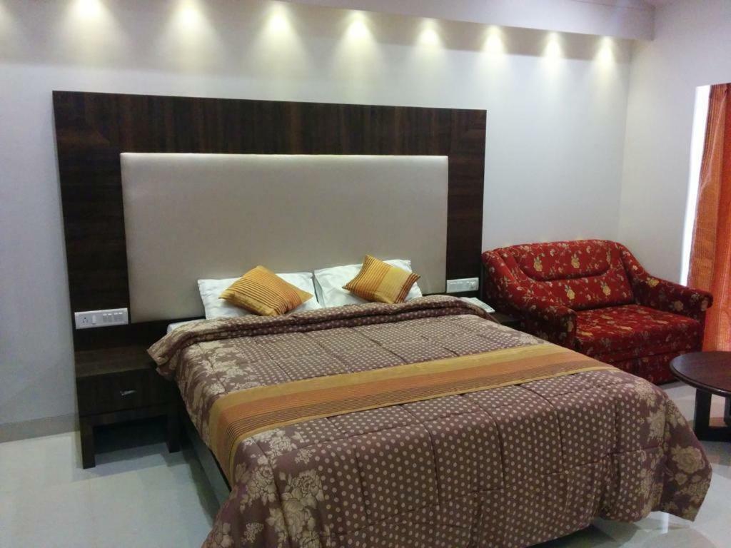 Usha Ascot Hotel มาเทรัน ภายนอก รูปภาพ