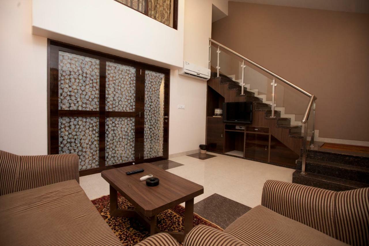 Usha Ascot Hotel มาเทรัน ภายนอก รูปภาพ
