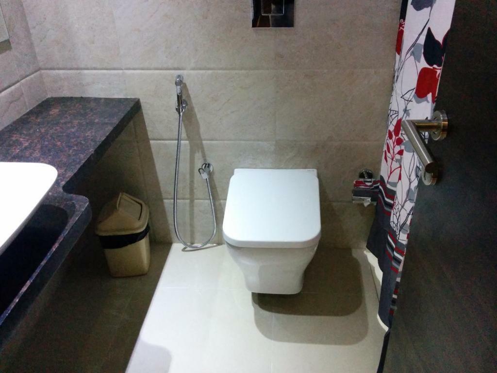 Usha Ascot Hotel มาเทรัน ภายนอก รูปภาพ