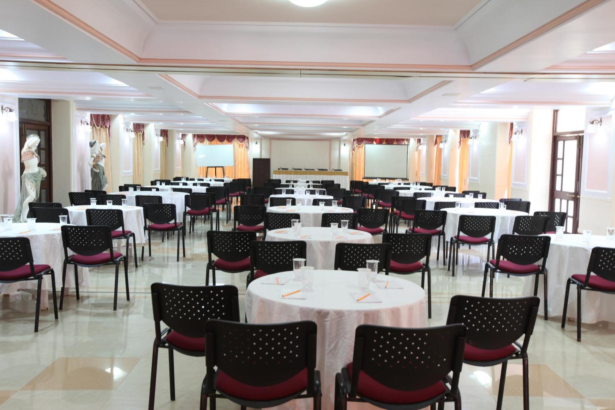 Usha Ascot Hotel มาเทรัน ภายนอก รูปภาพ