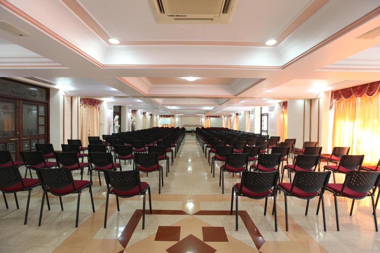 Usha Ascot Hotel มาเทรัน ภายนอก รูปภาพ