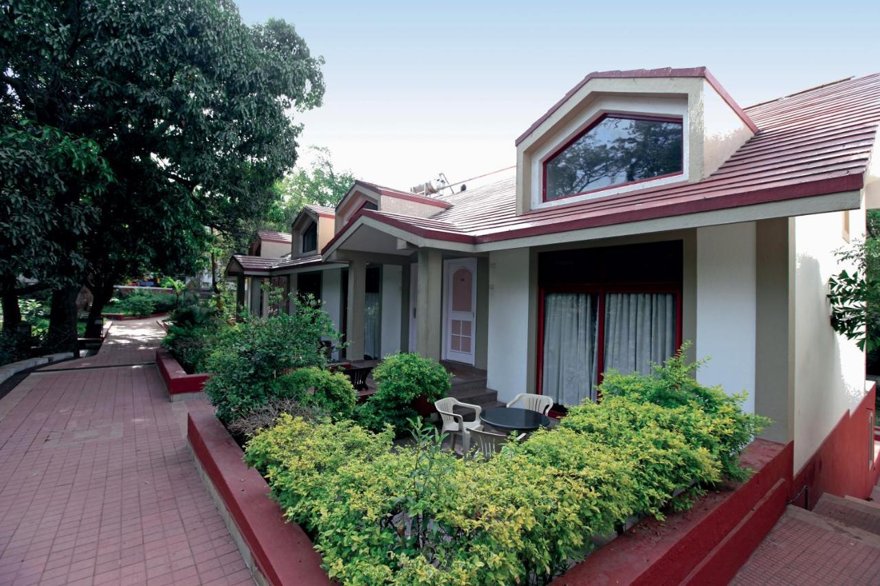 Usha Ascot Hotel มาเทรัน ภายนอก รูปภาพ