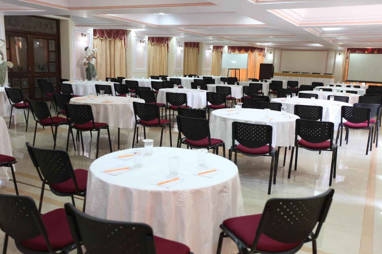 Usha Ascot Hotel มาเทรัน ภายนอก รูปภาพ