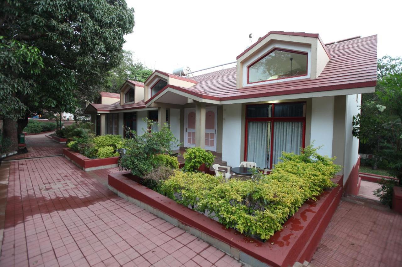 Usha Ascot Hotel มาเทรัน ภายนอก รูปภาพ