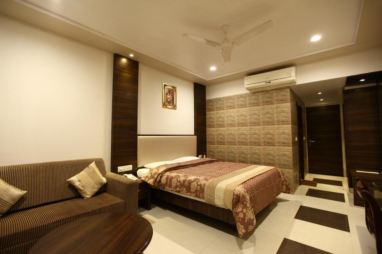 Usha Ascot Hotel มาเทรัน ภายนอก รูปภาพ