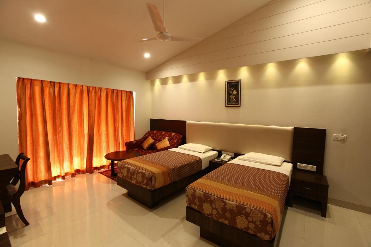 Usha Ascot Hotel มาเทรัน ภายนอก รูปภาพ