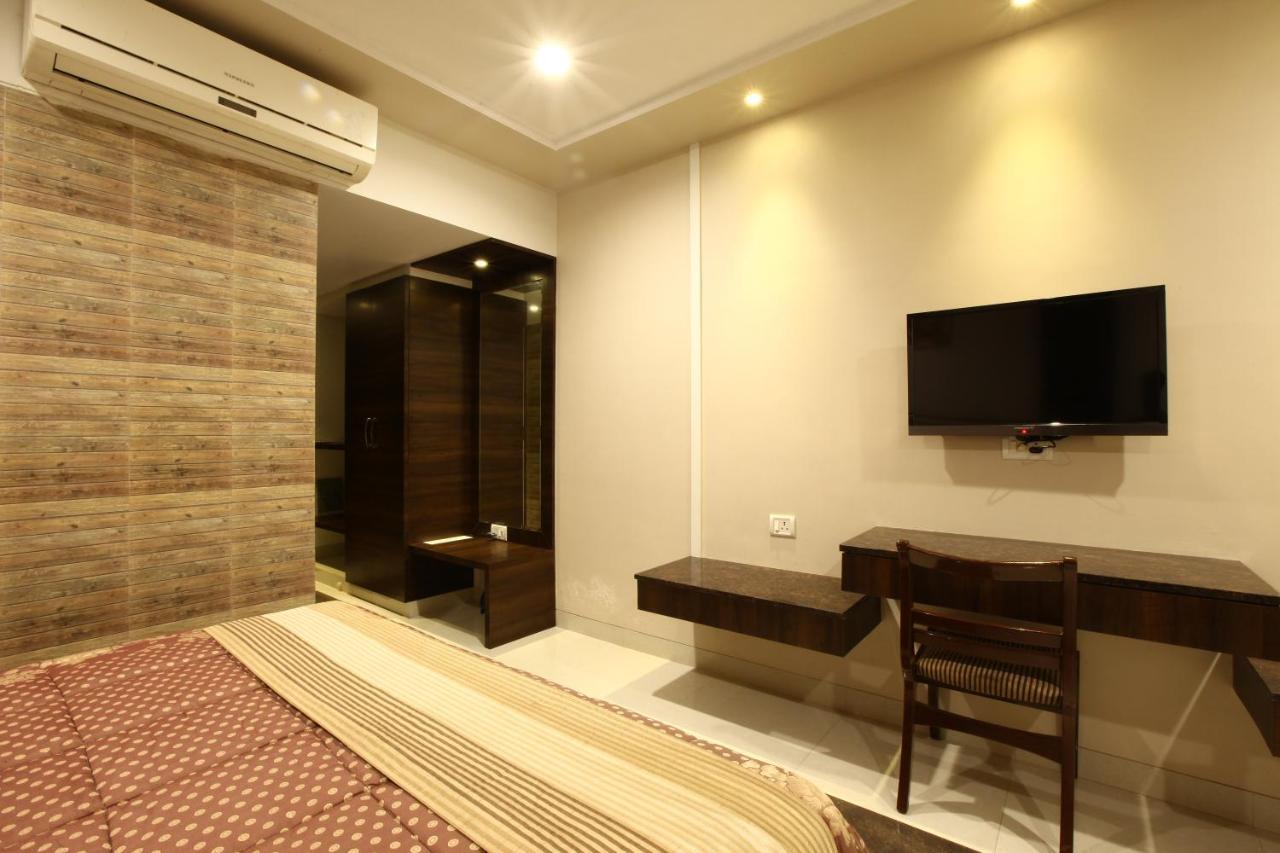 Usha Ascot Hotel มาเทรัน ภายนอก รูปภาพ