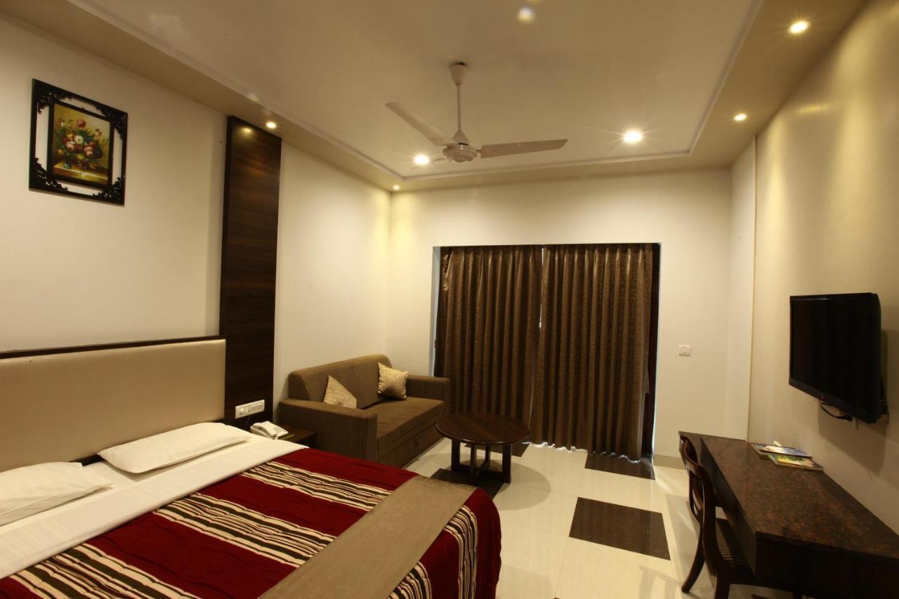 Usha Ascot Hotel มาเทรัน ภายนอก รูปภาพ