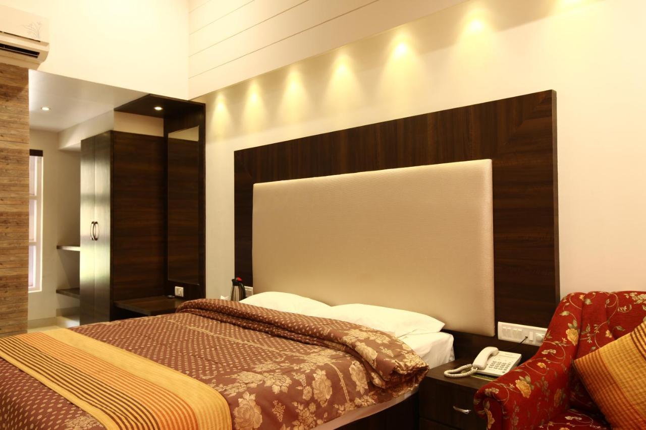 Usha Ascot Hotel มาเทรัน ภายนอก รูปภาพ