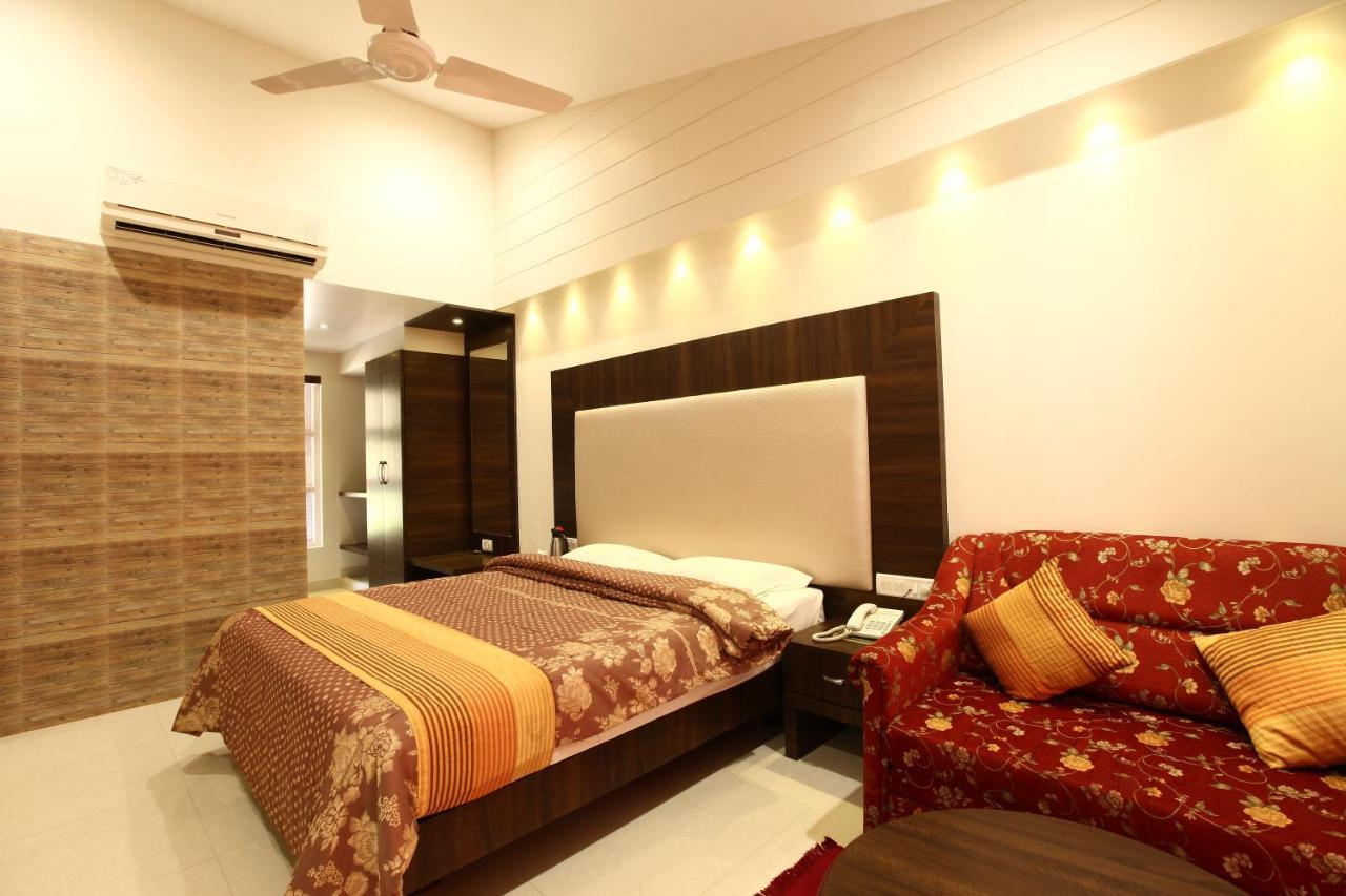 Usha Ascot Hotel มาเทรัน ภายนอก รูปภาพ
